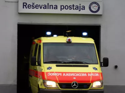 re&scaron;evalno vozilo (re&scaron;ilec) - stavba- Re&scaron;evalna postaja UKC v Ljubljani, preshopitalna enota nujne medicinske pomoči - re&scaron;evalci, Zalo&scaron;ka 25,  ///FOTO: Luka Cjuha