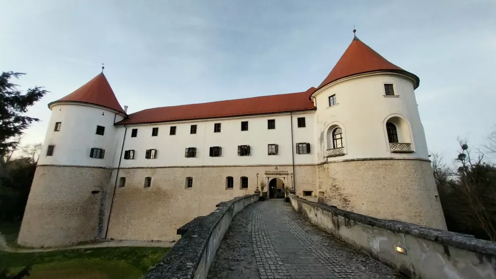 Za zidovi gradu Mokrice se nahaja restavracija 1444 z mlado in zagnano ekipo v kuhinji. 