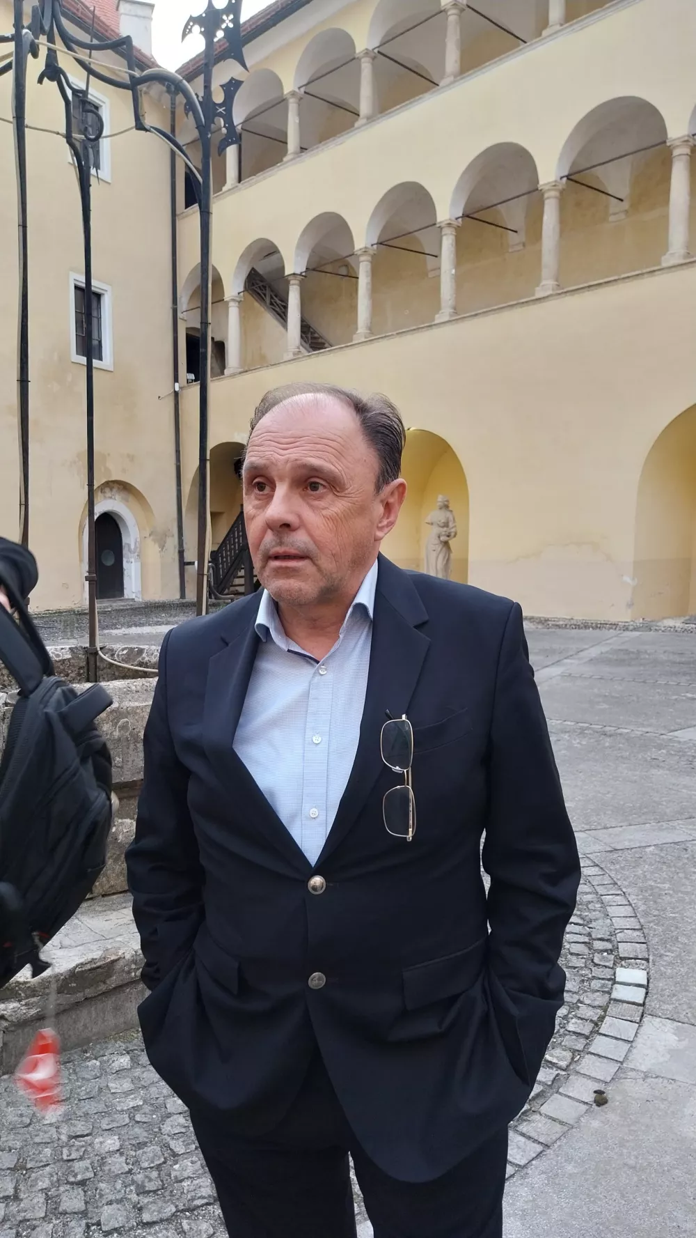 Lani poleti je vodenje restavracije s povsem novo ekipo prevzel kuharski mojster Zdravko Andželovski, sicer domačin iz Brežic, njegov pomočnik je Marko Amon,&laquo; nam je povedal Mladen Kuči&scaron;, vodja lokacije Mokrice i