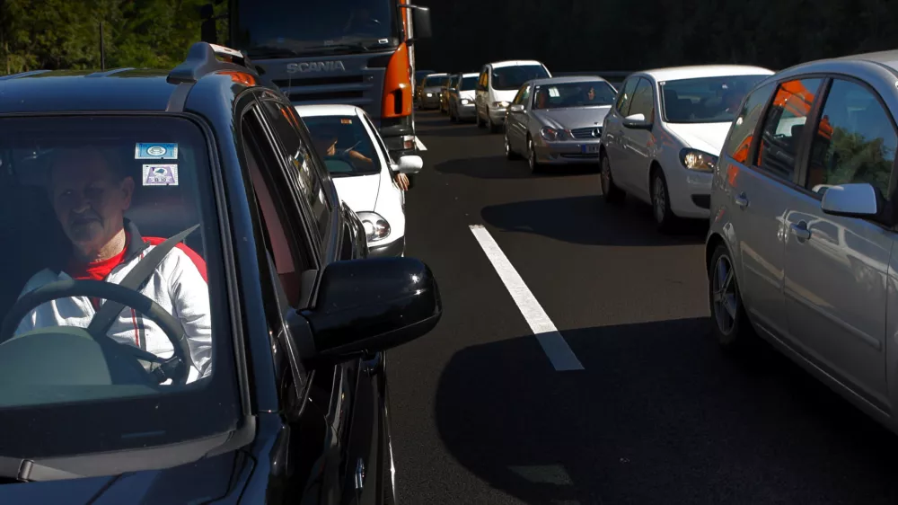 - primorska avtocesta - kolona na AC Ljubljana- Koper. Kolona dolga 18 km //FOTO: Bojan Velikonja