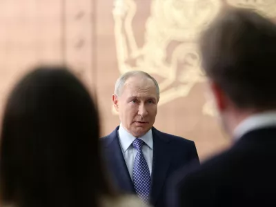 Russia's President Vladimir Putin speaks with journalists during a meeting in Moscow, Russia, April 21, 2025. Sputnik/Vyacheslav Prokofyev/Pool via REUTERS ATTENTION EDITORS - THIS IMAGE WAS PROVIDED BY A THIRD PARTY.