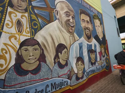 The late Pope Francis is depicted on a mural alongside soccer player Lionel Messi at the Carlos Mugica neighborhood in Buenos Aires, Argentina, Monday, April 21, 2025. (AP Photo/Rodrigo Abd) / Foto: Rodrigo Abd