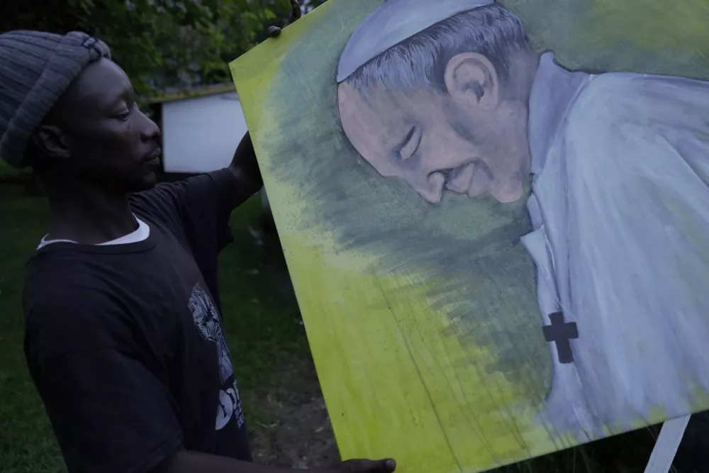 Graffiti artist Alexander Ikawah, holds a canvas paint of Pope Francis in Nairobi, Kenya Monday, April 21, 2025. (AP Photo/Brian Inganga) / Foto: Brian Inganga