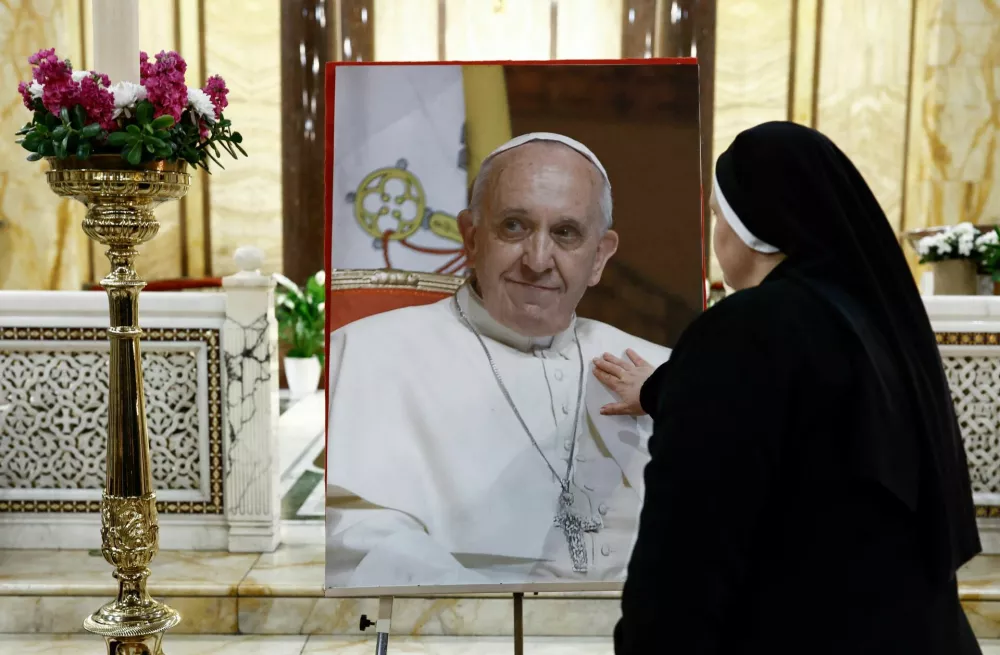 A nun touches a picture of Pope Francis at the Church of Santa Maria Addolorata, following the death of the pontiff, in Rome, Italy, April 21, 2025. REUTERS/Matteo Minnella / Foto: Matteo Minnella