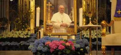 21 April 2025, US, New York: An image of Pope Francis is seen in St. Patrick's Cathedral during a memorial service for Pope Francis who died on Monday April 21 at the age of 88. Photo: Jimin Kim/SOPA Images via ZUMA Press Wire/dpa