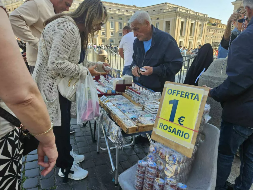 Na svoj račun bodo pri&scaron;li tudi prodajalci spominkov.