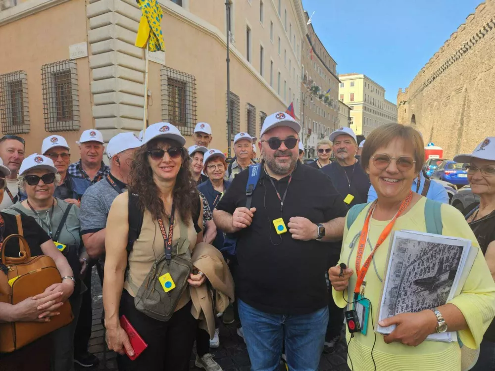 Veronika Konda (v rumenem) iz gibanja fokolarov, turistična vodička, ki že skoraj 30 let živi v Rimu, s skupino hrva&scaron;kih romarjev: "Ta Franči&scaron;kova moč razdajati se do konca nas je vse ganila."