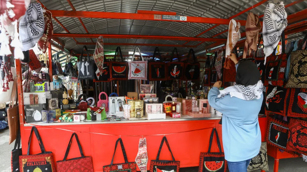Za prodajo na stojnici se je Hedaya odločila zaradi večjega &scaron;tevila mimoidočih. Foto:&nbsp;Luka Cjuha