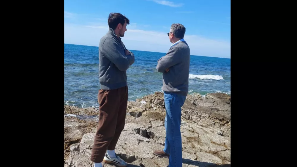 Borut Pahor s sinom Lukom med okrevanjem na morju. Vir: instagram