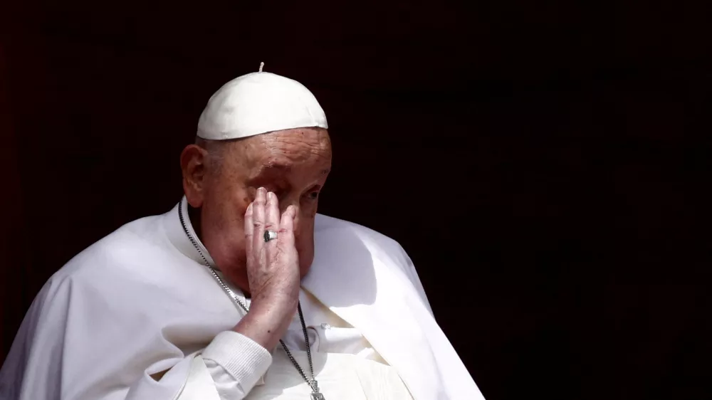 Pope Francis appears on a balcony on the day the "Urbi et Orbi" (to the city and to the world) message is delivered, at St. Peter's Square, on Easter Sunday, in the Vatican, April 20, 2025. REUTERS/Yara Nardi   TPX IMAGES OF THE DAY