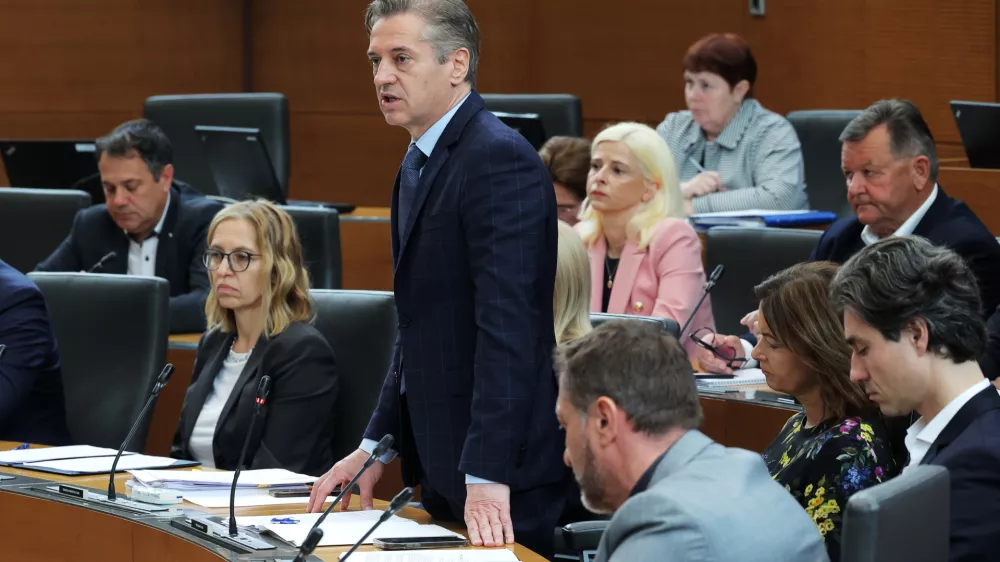 Ljubljana, DZ.Zacetek seje DZ s poslanskimi vprasanji predsedniku vlade Robertu Golobu, med drugim so obravnavali tudi zahtevo skupine poslank in poslancev, da DZ odloci o odlocitvi kolegija predsednice DZ, da se novela zakona o zdravljenju neplodnosti in postopkih oploditve z biomedicinsko pomocjo obravnava po skrajsanem postopku.