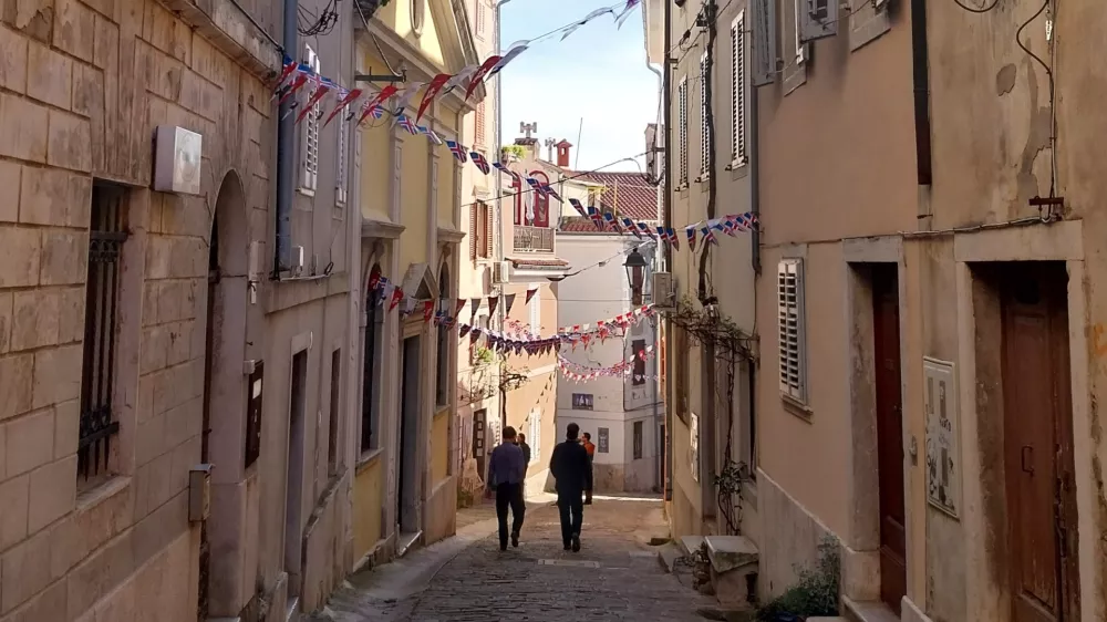Pirančani so že minuli konec tedna očistili in okrasili piranske ulice. F Vesna Levičnik