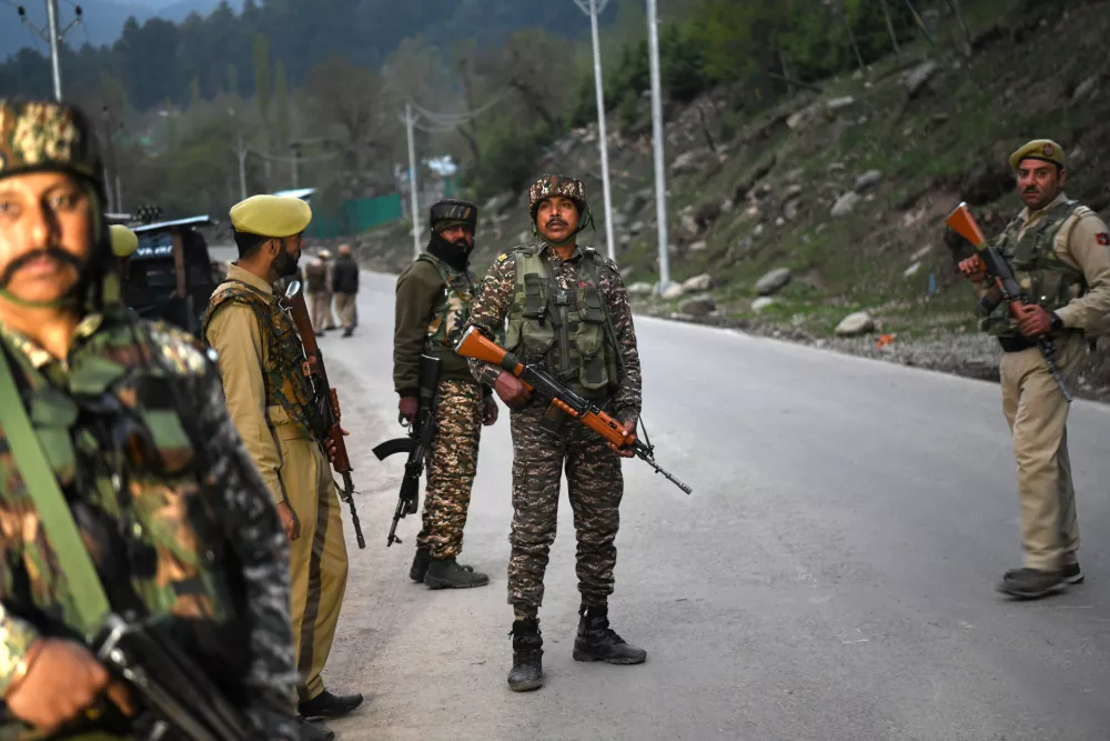 22 April 2025, India, Anatnag: Indian security forces deployed at checkpoint in Pahalgam after militants opened fire on tourists in Baisaran valley. Photo: Basit Zargar/ZUMA Press Wire/dpa