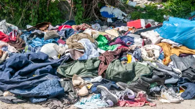 Pile of old clothes and shoes dumped on the grass as junk and garbage, littering and polluting the environment / Foto: Srdjanns74