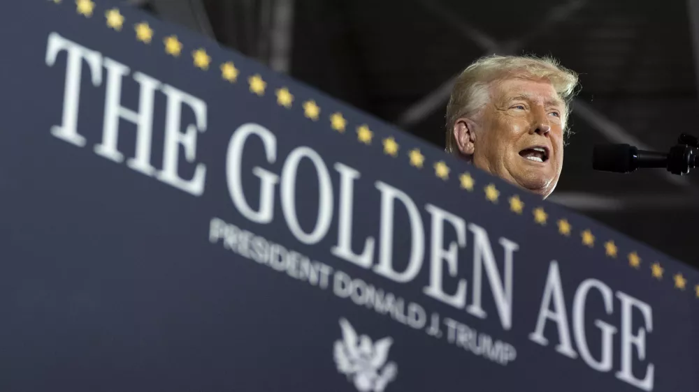 Novi ameri&scaron;ki predsednik je v prvih sto dneh mandata spremenil temelje ameri&scaron;ke demokracije, razbil Zahod in svet naredil povsem nepredvidljiv.&nbsp;/ Foto: AP