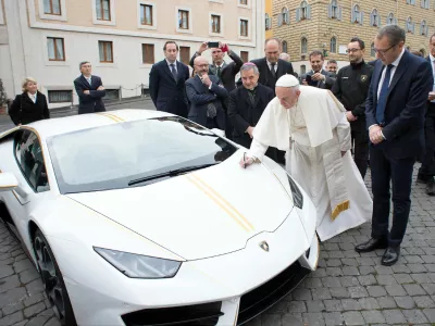 Leta 2017 so mu podarili avto, ki ga ni nikoli uporabil in so ga kmalu zatem prodali na dražbi. / Foto: L'osservatore Romano/ap/dokumentacija