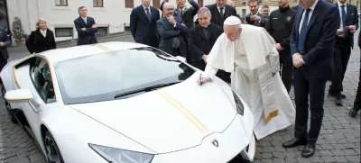 Leta 2017 so mu podarili avto, ki ga ni nikoli uporabil in so ga kmalu zatem prodali na dražbi. / Foto: L'osservatore Romano/ap/dokumentacija