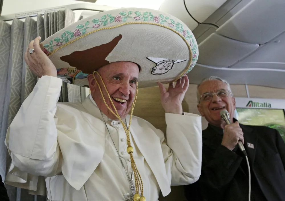 FILE - Pope Francis wears a traditional Mexican sombrero hat he received as a gift by a Mexican journalist aboard the plane during the flight from Rome to Habana, Cuba, on his way to a week-long trip to Mexico, Friday, Feb. 12, 2016. (Alessandro Di Meo/Pool Photo via AP, File) / Foto: Alessandro Di Meo