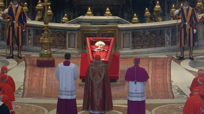 Papeža Franči&scaron;ka pripeljali v baziliko svetega Petra.