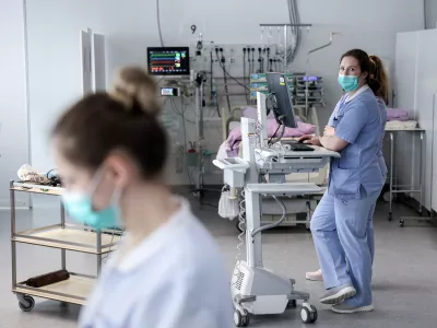 - simbolična fotografija - zdravstvo, zdravnik, medicinska sestra, medicinsko osebje, pacient, bolnica, bolni&scaron;nica- 12.03.2025 - ministrica za zdravje Valentina Prevolnik Rupel si je na delovnem obisku v Univerzitetnem kliničnem centru (UKC) ogledala tekoče investicije//FOTO: Jaka Gasar