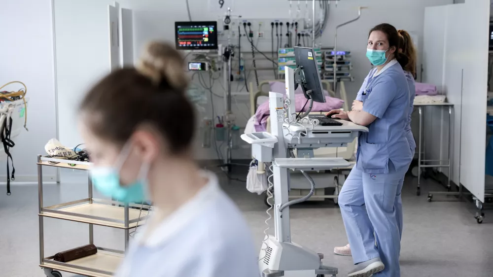 - simbolična fotografija - zdravstvo, zdravnik, medicinska sestra, medicinsko osebje, pacient, bolnica, bolni&scaron;nica- 12.03.2025 - ministrica za zdravje Valentina Prevolnik Rupel si je na delovnem obisku v Univerzitetnem kliničnem centru (UKC) ogledala tekoče investicije//FOTO: Jaka Gasar