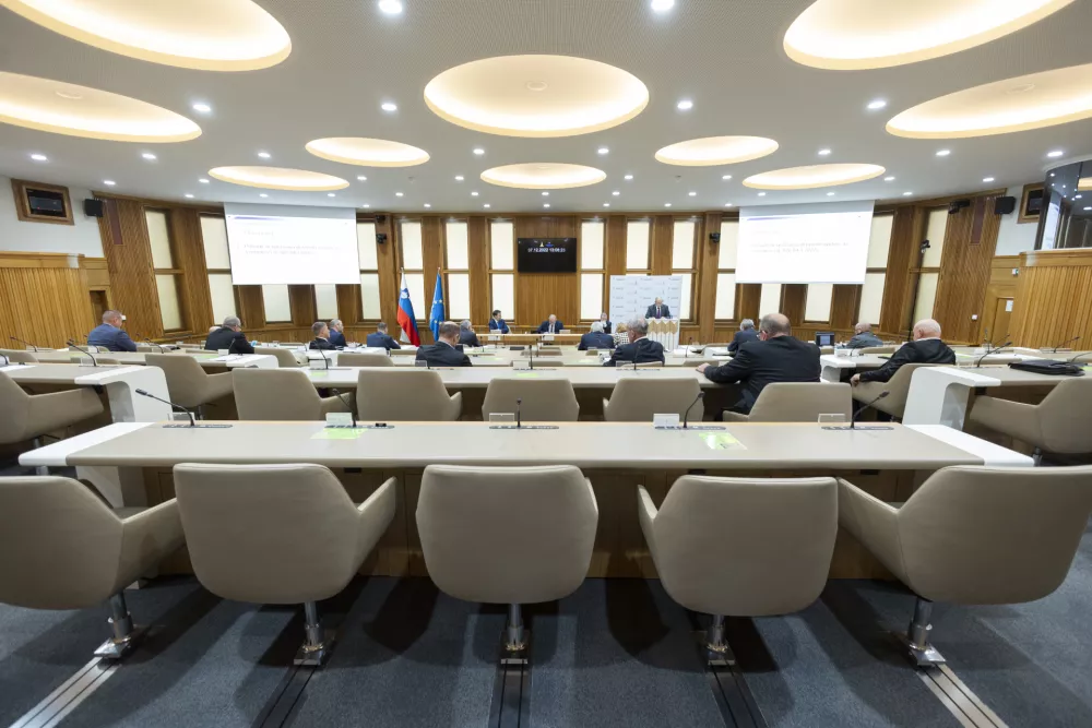Ljubljana, drzavni zbor.Seja drzavnega sveta, na kateri so med drugim obravnavali letni porocili Evropskega racunskega sodisca za leto 2021, predlog mnenja k predlogu zakona o varstvu osebnih podatkov, predlog sklepa k zakljuckom posveta o zgodnjem odkrivanju raka prostate s presejalnim programom, predloge sklepov o podelitvi priznanj DS ter porocila o delu DS za leto 2022 ter v sestem mandatu DS.