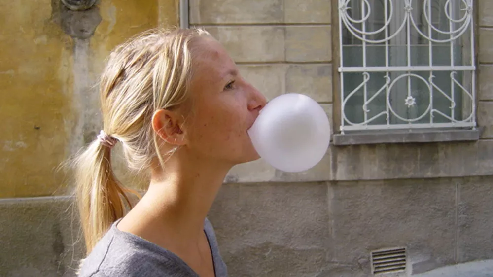 žvečilni balon ženska