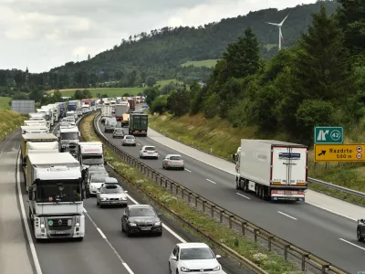 Razdrto.Na primorski avtocesti je zaradi del med Nanosom in pocivaliscem Ravbarkomanda nastal 15 kilometrov dolg zastoj v smeri Ljubljane. Promet skozi zaporo proti Ljubljani poteka samo po enem pasu.