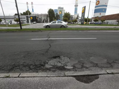 Na občini skupaj z Ljubljanskim potni&scaron;kim prometom ocenjujejo, da bi uvedba rumenih pasov na Zalo&scaron;ki pripomogla tudi k temu, da bi re&scaron;evalna vozila hitreje dostopala do UKC in drugih zdravstvenih objektov na območju. Foto:&nbsp;Luka Cjuha