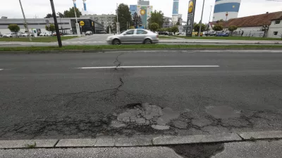 Na občini skupaj z Ljubljanskim potni&scaron;kim prometom ocenjujejo, da bi uvedba rumenih pasov na Zalo&scaron;ki pripomogla tudi k temu, da bi re&scaron;evalna vozila hitreje dostopala do UKC in drugih zdravstvenih objektov na območju. Foto:&nbsp;Luka Cjuha