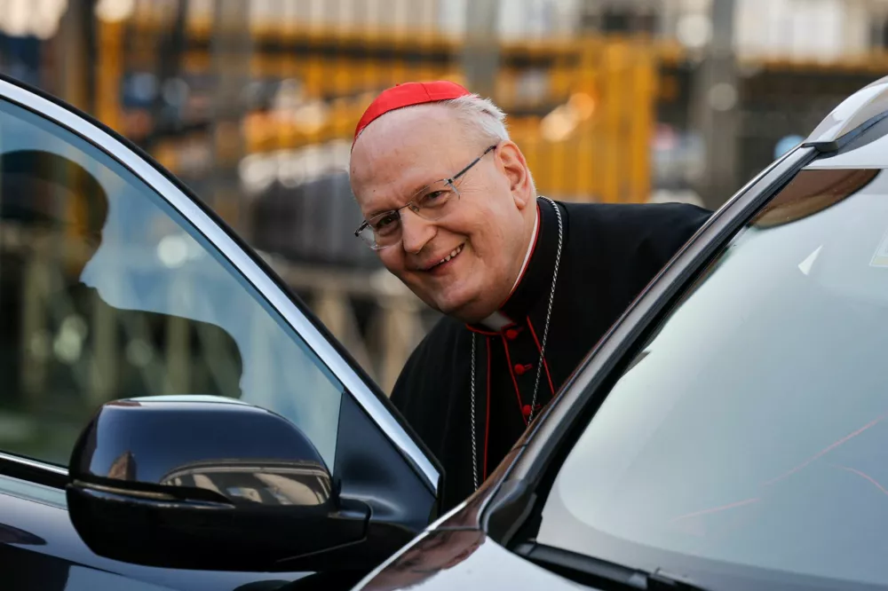 Cardinal Peter Erdo reacts as he enters a vehicle at the Vatican, following the death of Pope Francis, as seen from Rome, Italy, April 22, 2025. REUTERS/Mohammed Salem