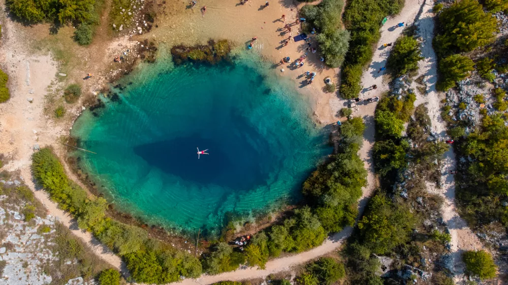 01.09.2024., Veliko vrilo Cetine, okolica Knina - Najveci izvor Cetine, Veliko vrilo ili Glavas, jedno je od najlijepsih prirodnih lijepota Hrvatske. Karakteristicnog izgleda, oblika oka, karakteristicne modre boje, dubok oko 115 metara, nalazi se u Parku prirode Dinara, na tridesetak minute voznje od Knina Photo: Borna Jaksic/PIXSELL