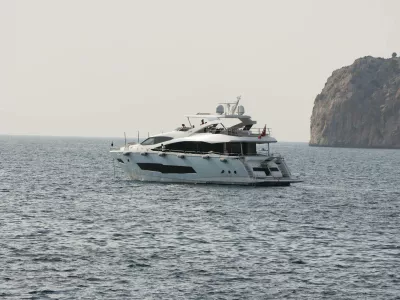 Themenfoto: Urlaub, Europa, Spanien, Balearen, Mallorca, 17.11.2024 Eine Luxusjacht in der Bucht von Camp de Mar Themenfoto: Urlaub, Europa, Spanien, Balearen, Mallorca, 17.11.2024 *** Theme photo vacation, Europe, Spain, Balearic Islands, Mallorca, 17 11 2024 A luxury yacht in the bay of Camp de Mar Theme photo vacation, Europe, Spain, Balearic Islands, Mallorca, 17 11 2024 Copyright: xAugstx/xEibner-Pressefotox EP_jatNo Use Switzerland. No Use Germany. No Use Japan. No Use Austria