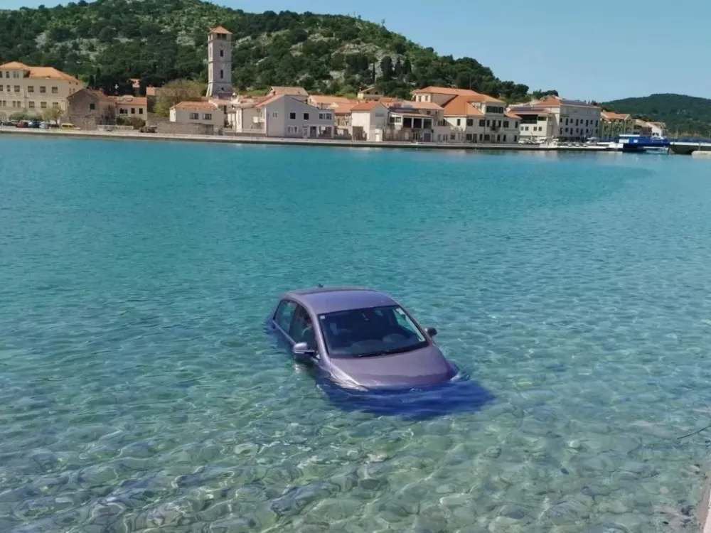 Avto v morju pri Tisnem. Foto: Diving Center Tramonto