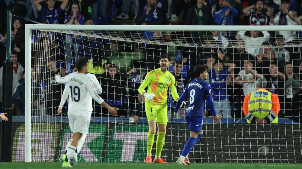 Soccer Football - LaLiga - Getafe v Real Madrid - Estadio Coliseum, Getafe, Spain - April 23, 2025 Real Madrid's Thibaut Courtois celebrates after making a save REUTERS/Isabel Infantes