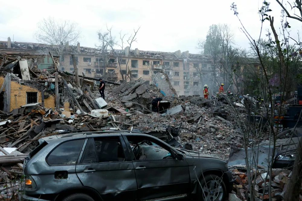 Police officers inspect the site of a building hit by a Russian ballistic missile strike, amid Russia's attack on Ukraine, in Kyiv, Ukraine April 24, 2025. REUTERS/Valentyn Ogirenko