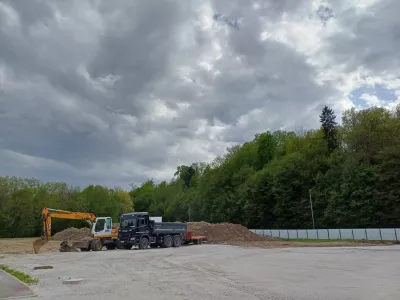 Na nekdaj zapostavljenem območju komunalne cone v Savski loki gradijo objekt upravno-izobraževalnega sredi&scaron;ča. Foto: Tina Jereb