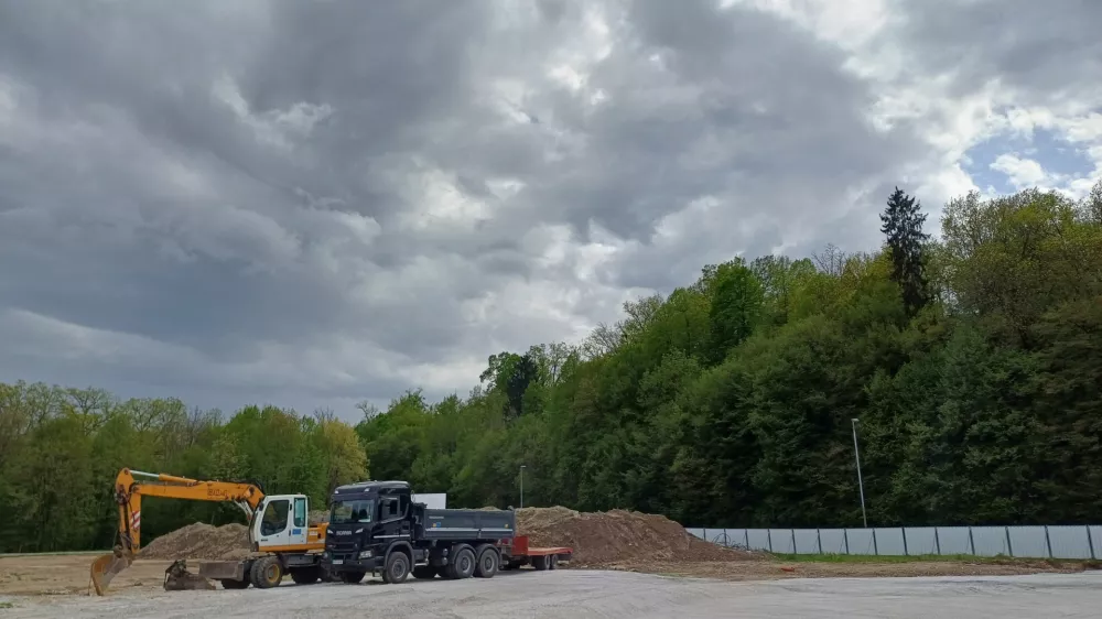 Na nekdaj zapostavljenem območju komunalne cone v Savski loki gradijo objekt upravno-izobraževalnega sredi&scaron;ča. Foto: Tina Jereb