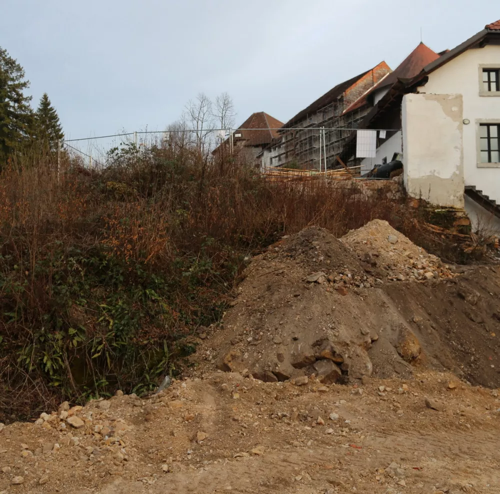Na levi je ostanek nekdanje pokrite grajske jahalnice grofov Auersperg iz 17. stoletja pred začetkom rekonstrukcije. Na desni pa je aktualno stanje, ko naj bi poru&scaron;ili skoraj vse ostanke; ostal je samo jugozahodni vogal, ki kaže značilno strukturo kamnite zidave iz 17. stoletja, je opozoril profesor Sapač.Foto: Igor Sapač