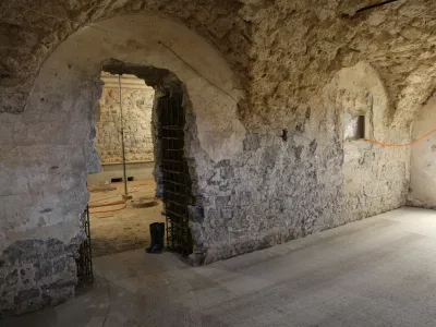 Na levi je ostanek nekdanje pokrite grajske jahalnice grofov Auersperg iz 17. stoletja pred začetkom rekonstrukcije. Na desni pa je aktualno stanje, ko naj bi poru&scaron;ili skoraj vse ostanke; ostal je samo jugozahodni vogal, ki kaže značilno strukturo kamnite zidave iz 17. stoletja, je opozoril profesor Sapač.Foto: Igor Sapač