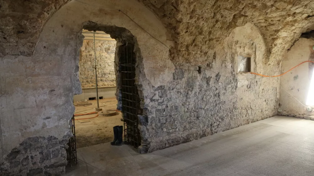 Na levi je ostanek nekdanje pokrite grajske jahalnice grofov Auersperg iz 17. stoletja pred začetkom rekonstrukcije. Na desni pa je aktualno stanje, ko naj bi poru&scaron;ili skoraj vse ostanke; ostal je samo jugozahodni vogal, ki kaže značilno strukturo kamnite zidave iz 17. stoletja, je opozoril profesor Sapač.Foto: Igor Sapač