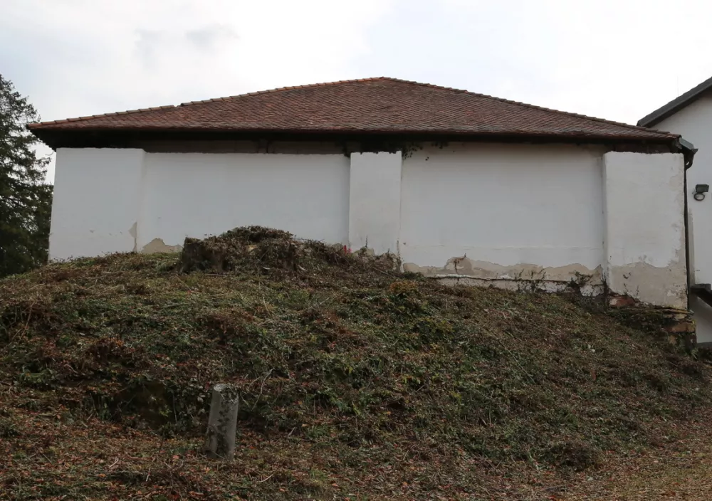 Na levi je ostanek nekdanje pokrite grajske jahalnice grofov Auersperg iz 17. stoletja pred začetkom rekonstrukcije. Na desni pa je aktualno stanje, ko naj bi poru&scaron;ili skoraj vse ostanke; ostal je samo jugozahodni vogal, ki kaže značilno strukturo kamnite zidave iz 17. stoletja, je opozoril profesor Sapač.Foto: Igor Sapač