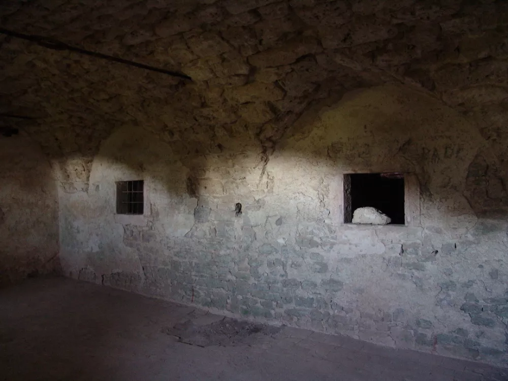 Na levi je severni zid pritličja romanskega grajskega palacija iz 12. stoletja z zamreženima renesančnima oknoma, ki ju je dal v 16. stoletju izdelati znameniti Herbard VIII. Turja&scaron;ki (1528&ndash;1575), pred uničujočimi gradbenimi posegi. Na desni pa je zid palacija po izvedbi uničujočih posegov. Eno od varovanih renesančnih oken Herbarda VIII. Turja&scaron;kega je, po mnenju profesorja Sapača, v nasprotju z veljavnim varstvenim režimom poru&scaron;eno in nadome&scaron;čeno s &scaron;ir&scaron;im in vi&scaron;jim betoniranim vratnim prehodom.Foto: Igor Sapač