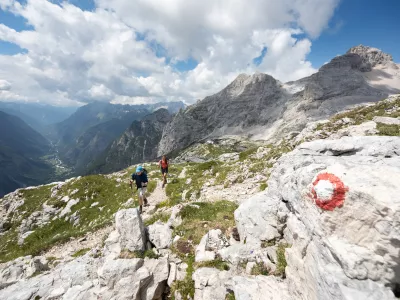 Okakovosti in gostoti poti se Slovenija lahko uvr&scaron;ča med vodilne države, saj ima več kot 10.000 kilometrov markiranih poti, ki potekajo skozi raznolike pokrajine, od Alp do kra&scaron;kega sveta in panonskih ravnic. F Jo&scaron;t Gantar