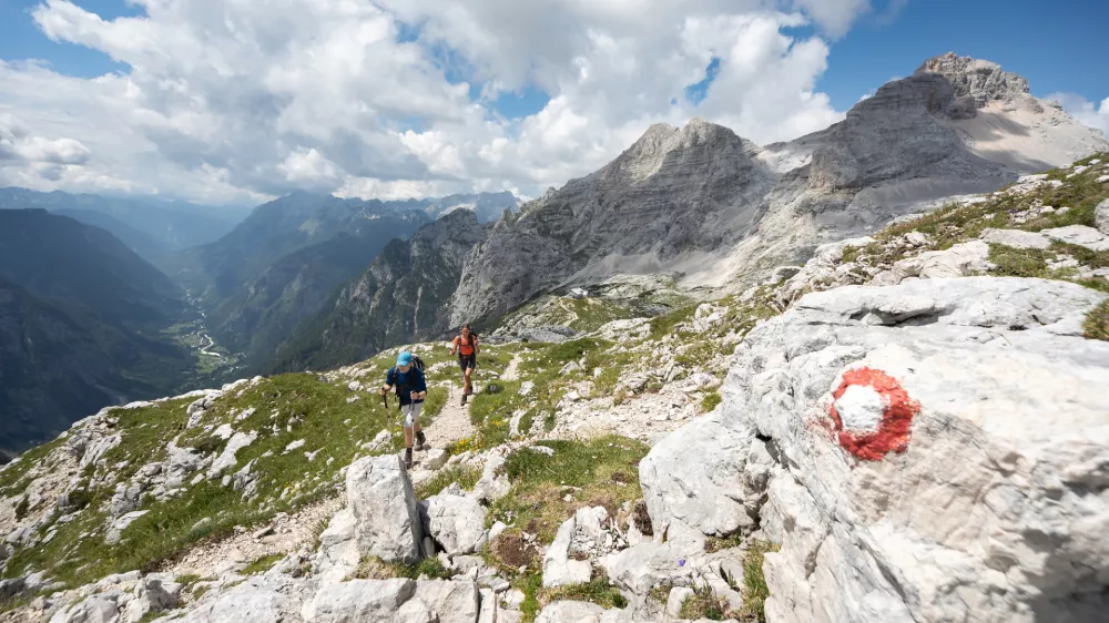 Okakovosti in gostoti poti se Slovenija lahko uvr&scaron;ča med vodilne države, saj ima več kot 10.000 kilometrov markiranih poti, ki potekajo skozi raznolike pokrajine, od Alp do kra&scaron;kega sveta in panonskih ravnic. F Jo&scaron;t Gantar