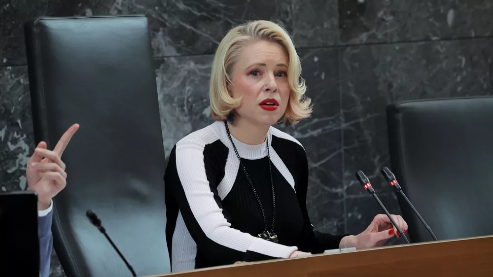 Ljubljana, DZ.Izredna seja DZ, na kateri so obravnavali novelo zakona o zdravstveni dejavnosti.Predsednica DZ Urska Klakocar Zupancic.