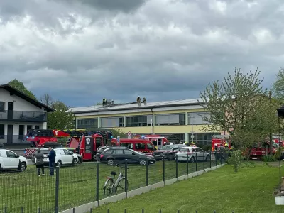 Beltinci.Ogenj, ki je na Osnovni soli Beltinci izbruhnil v petek popoldne, naj bi po prvih informacijah izbruhnil na strehi sole, natancneje na ostresju oziroma pri namesceni soncni elektrarni. Vzrok pozara se ni potrjen.Posledice pozara na OS Beltinci.Foto: PGD Beltinci