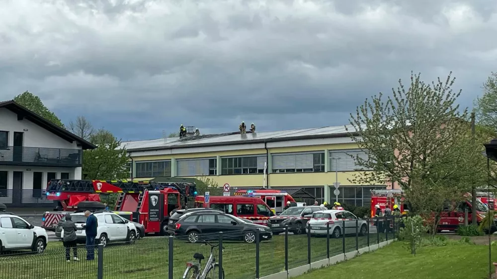 Beltinci.Ogenj, ki je na Osnovni soli Beltinci izbruhnil v petek popoldne, naj bi po prvih informacijah izbruhnil na strehi sole, natancneje na ostresju oziroma pri namesceni soncni elektrarni. Vzrok pozara se ni potrjen.Posledice pozara na OS Beltinci.Foto: PGD Beltinci