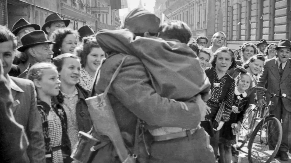 Objem veselja ob prihodu partizanske vojske v Ljubljano, 9. maj 1945. Fotografija: Rudi Stopar, hrani Muzej novej&scaron;e in sodobne zgodovine SlovenijePOZOR, NI ZA PONOVNO OBJAVO BREZ DOVOLJENJA MNSZS!!!