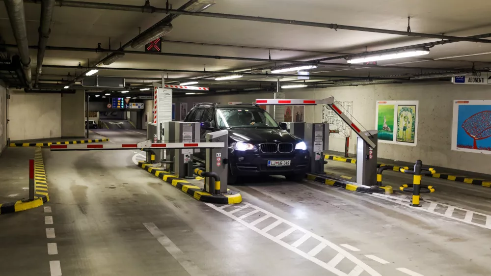 - 12.01.2021 - Parkirna hi&scaron;a PH Kongresni trg &ndash; garažna hi&scaron;a je opremljena z avtomatskimi vhodno-izhodnim sistemi, avtomatskimi blagajnami in video nadzornim sistemom - //FOTO: Bojan Velikonja